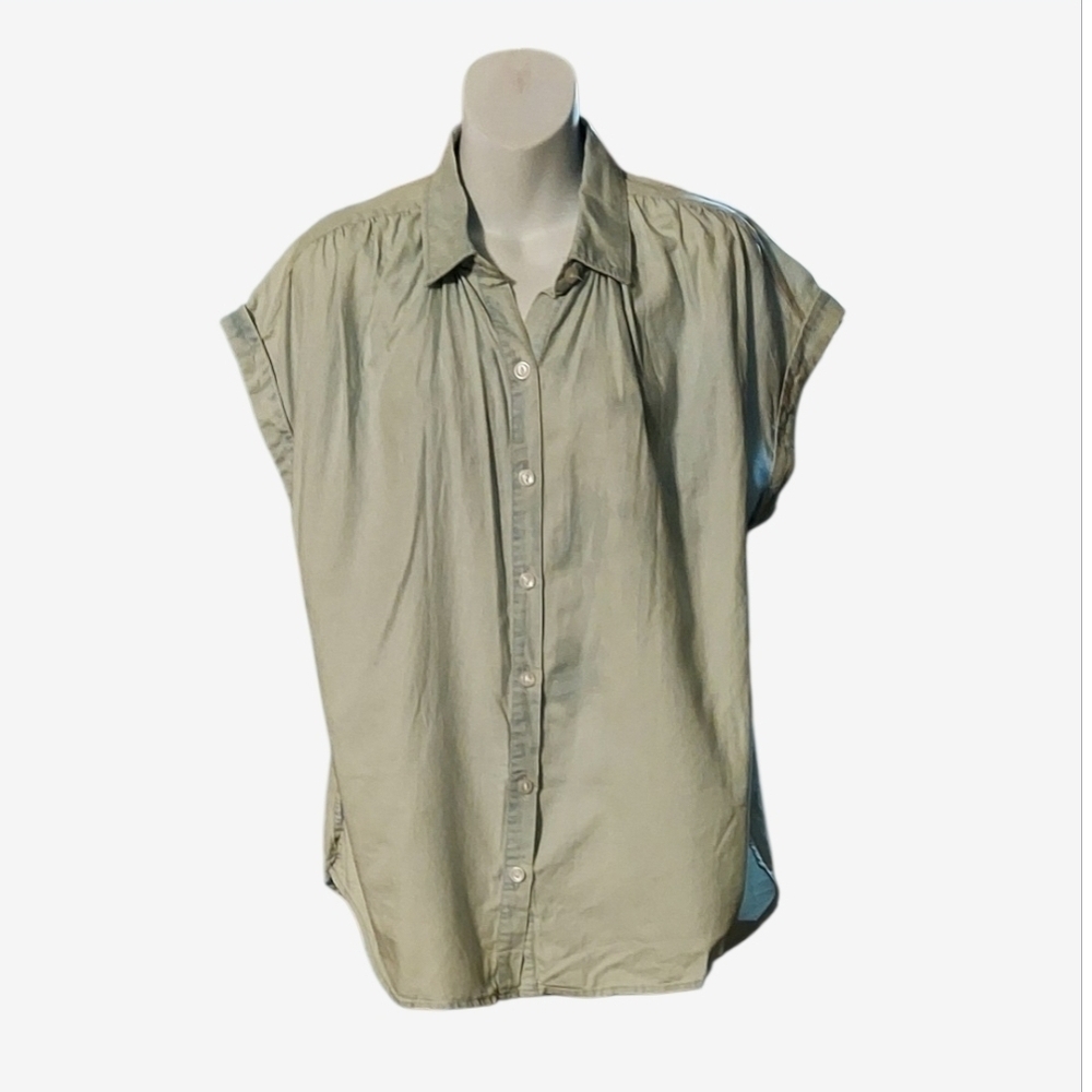 NWT a.n.a Short Sleeve Light Wash Blue Chambray Button-Up Shirt Size Small